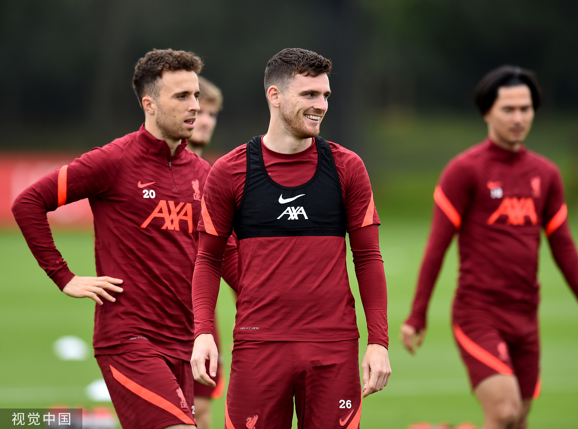 曼联求购20岁左路好手遭拒 或再报价4000万欧元（曼联求购20岁左翼新星被拒 或再出价4000万欧元）