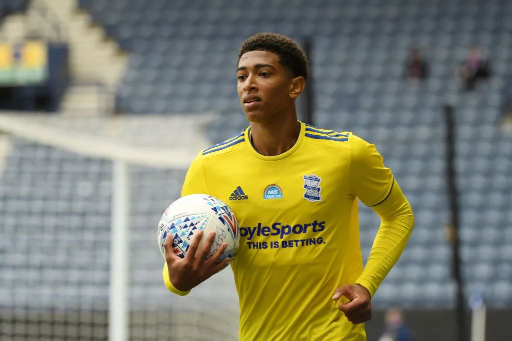 报16连胜终结之仇！凯恩破门追平姆巴佩，拜仁3-2柏林联合三线狂飙