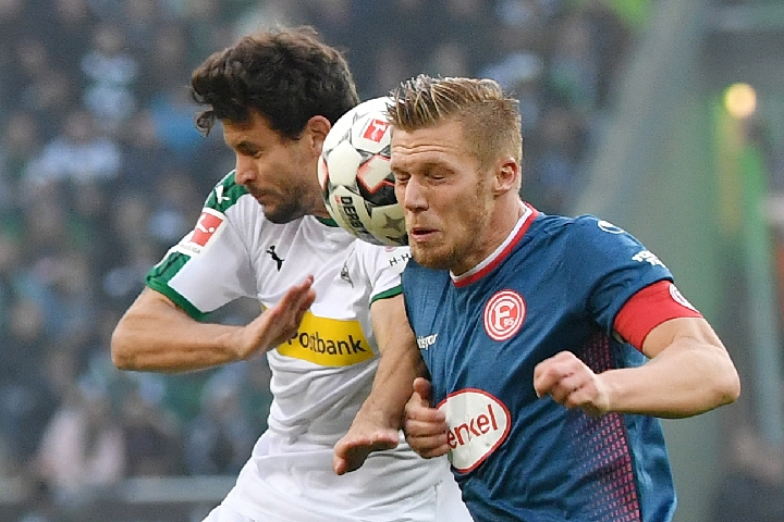 乐极生悲！巴萨外租小将开场6分钟斩获处子球后庆祝受伤被换下（开场6分钟迎来处子球却因庆祝受伤，巴萨租借新星被迫退场）