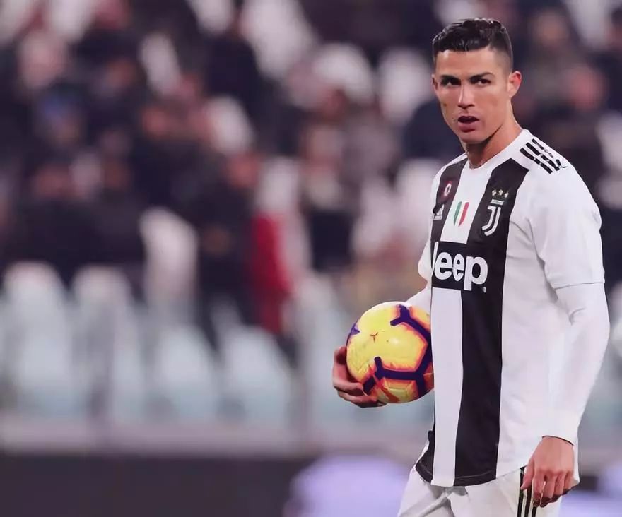 前锋突破射门锁定胜利