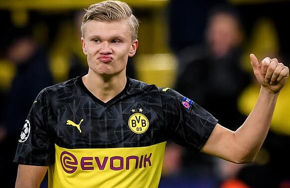 尤文航班延误，挪威当地球迷抓紧机会在机场与他们合影留念