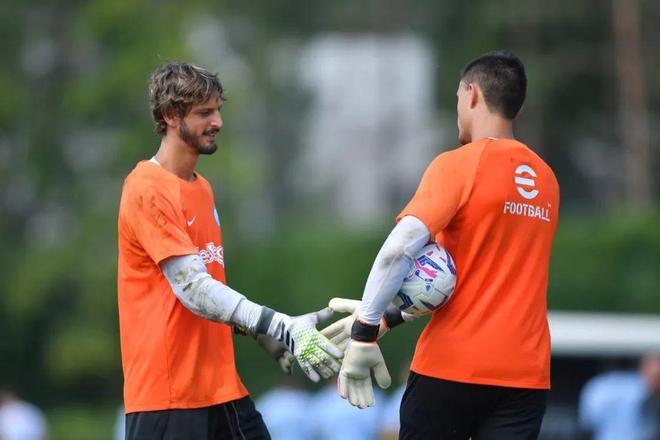 半场：科莫1-0萨索洛，杜维卡斯破门，尼科-帕斯倒钩射门被扑