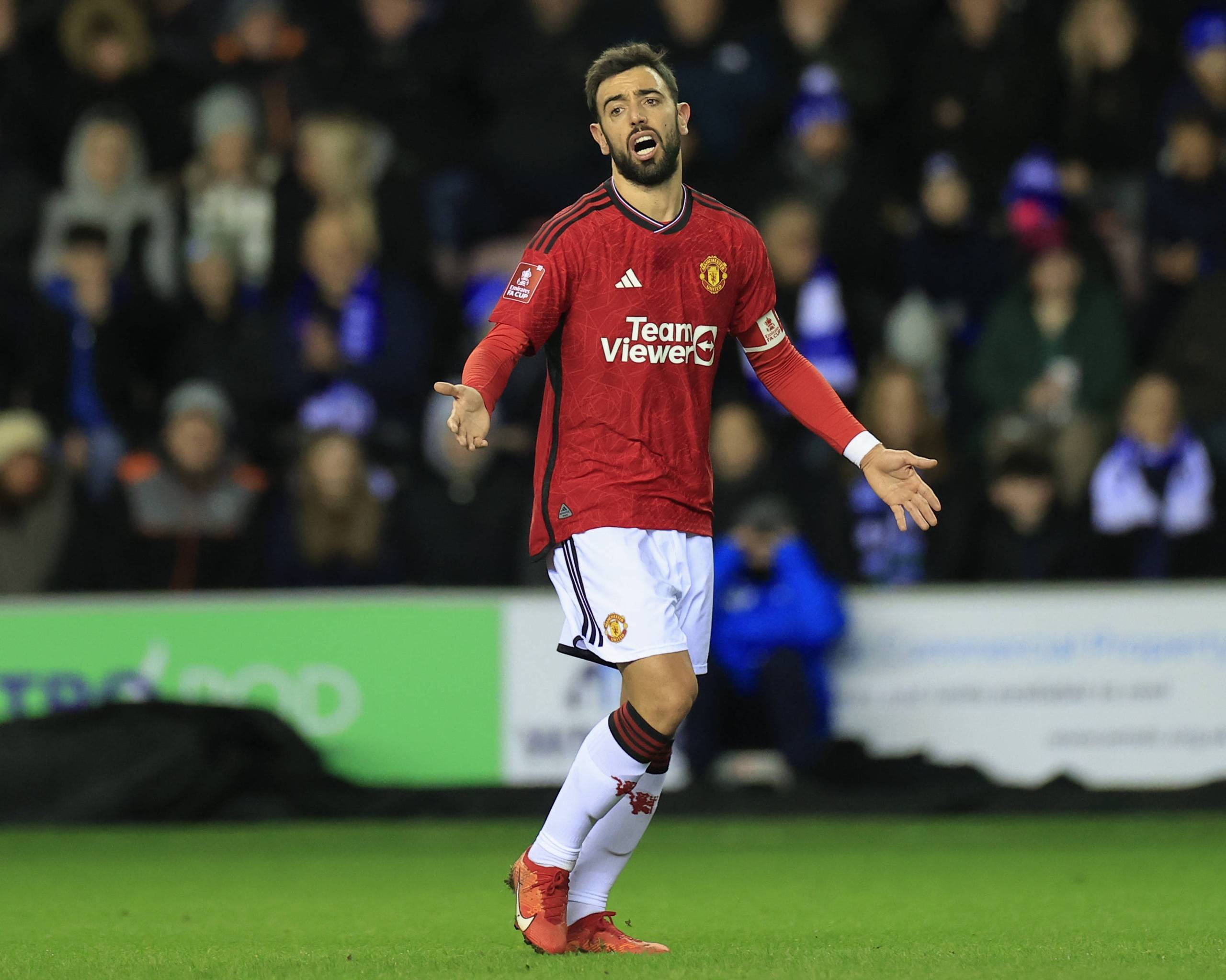 狼队战布伦特福德第32分钟才有射门，造英超6年最沉闷开局（狼队战布伦特福德至第32分钟才首射，刷新英超近六年最沉闷开局）